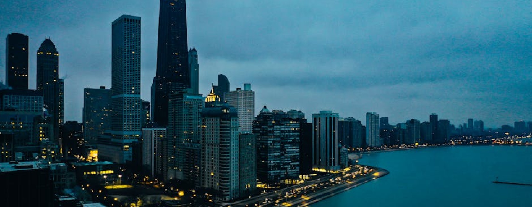 Downtown Chicago skyline - Chicago apartments near downtown