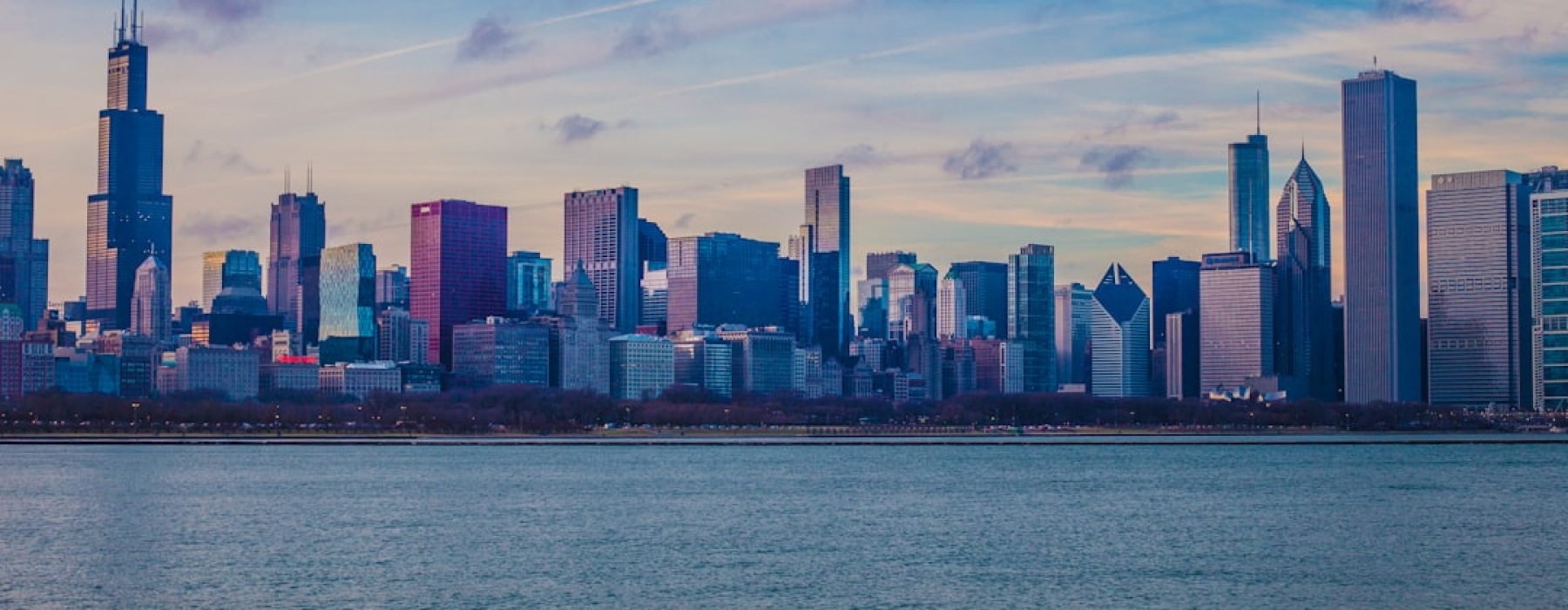 Chicago luxury apartment market skyline and high-rise towers
