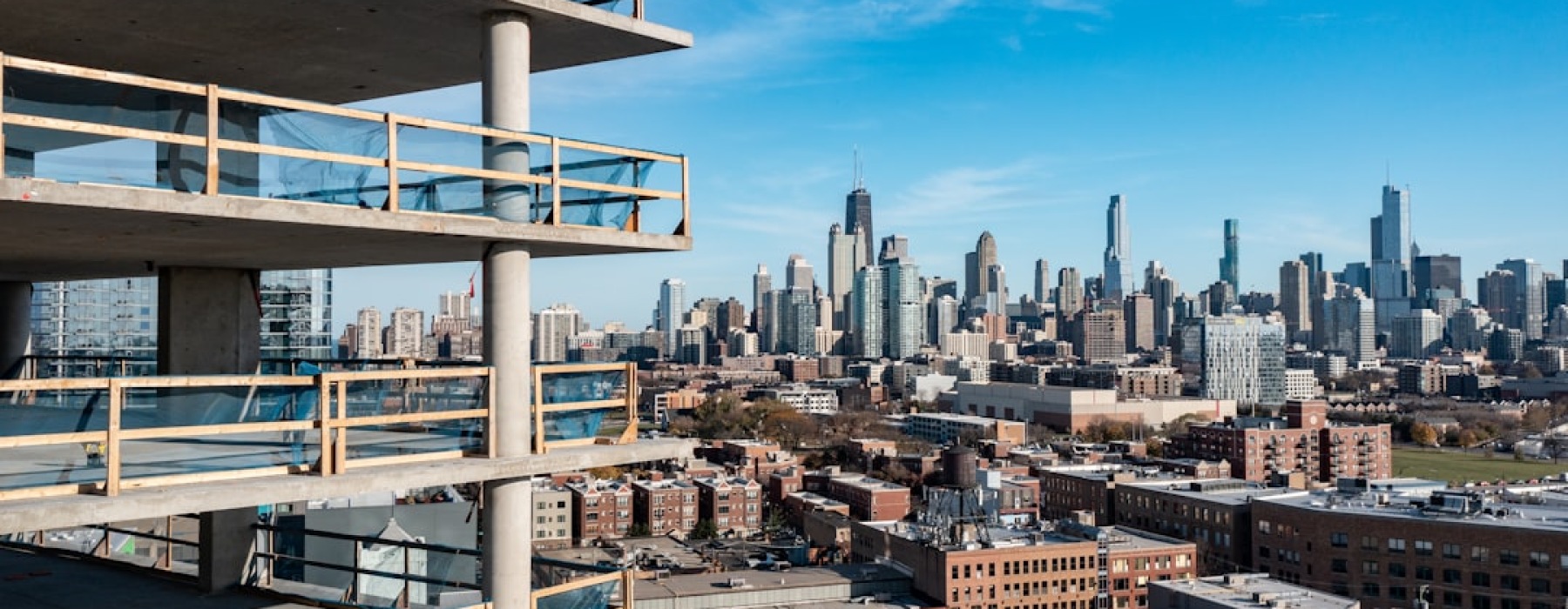 modern apartment gym overlooking Chicago skyline - apartments with gym Chicago
