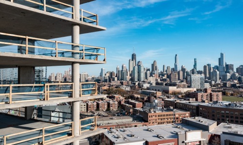 modern apartment gym overlooking Chicago skyline - apartments with gym Chicago